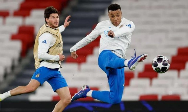 开云体育-世体：皇马在光明球场进行训练，姆巴佩确认身体状态可以首发